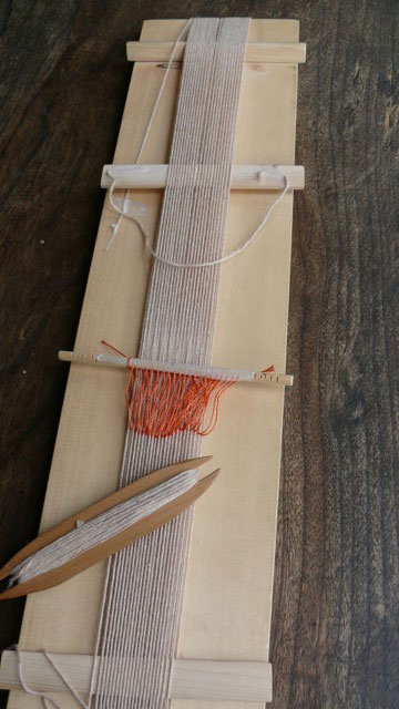 天の川工房オリジナル板織りキット（手織り中）