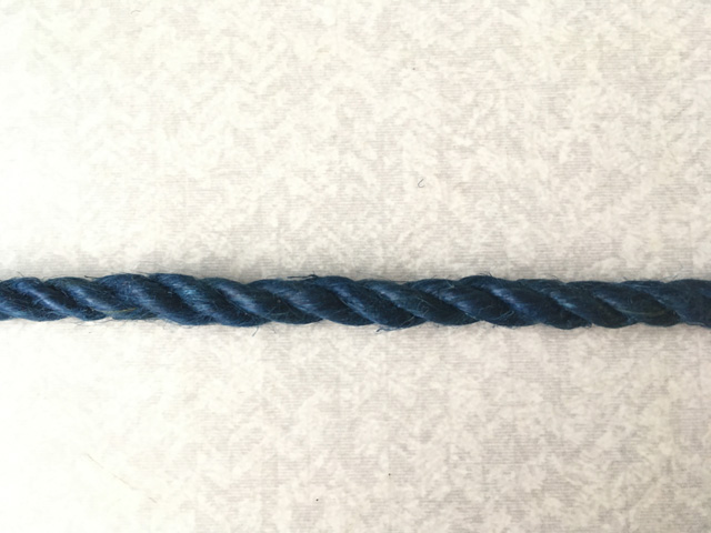 藍染めのより紐。太さ5ミリ径。