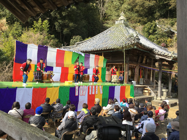 太師堂横のステージで太鼓演奏中