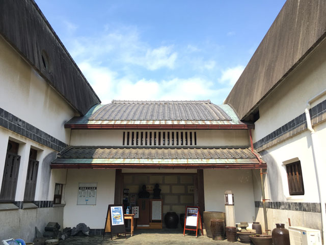 愛媛民芸館（玄関）左側：西条郷土博物館、右側：愛媛民芸館