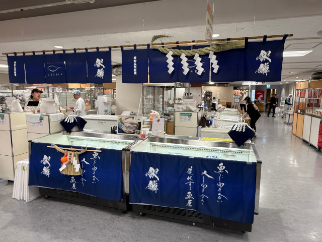 ミニチュア横綱（雲竜型＆不知火型）が飾られた店舗（写真は設営後すぐ）