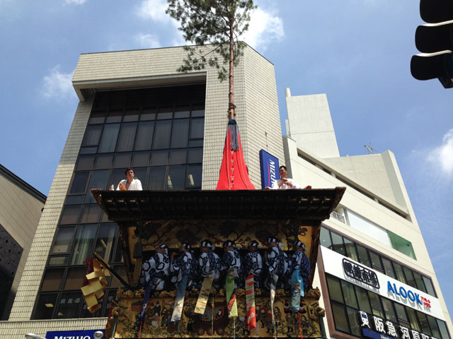 藍染めされた精麻（赤い幕の上の紺色の垂れ部分）。写真は、北観音山。