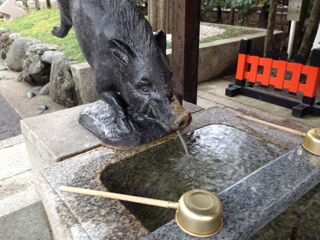 京都・護王神社（霊猪手水舎）