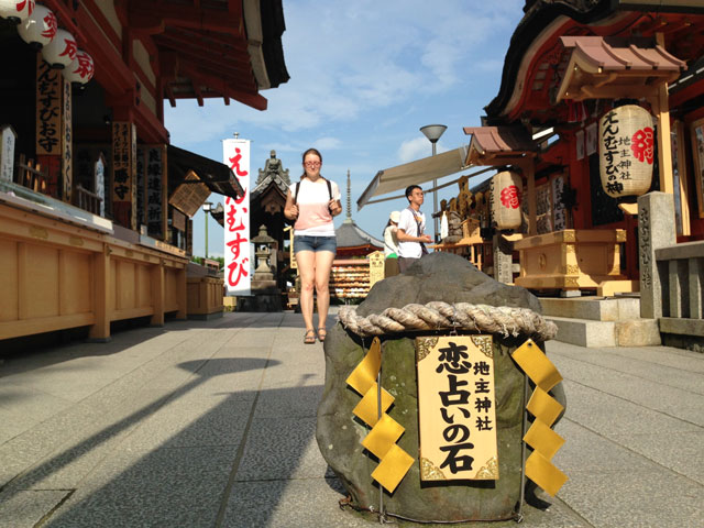 京都・地主神社（恋占いの石）