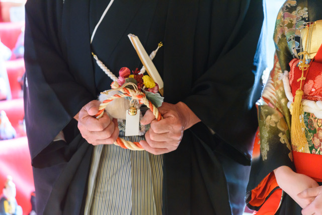 式当日、両家のご両親へ記念の品としてしめ縄《朱》【神居　和かざり】を