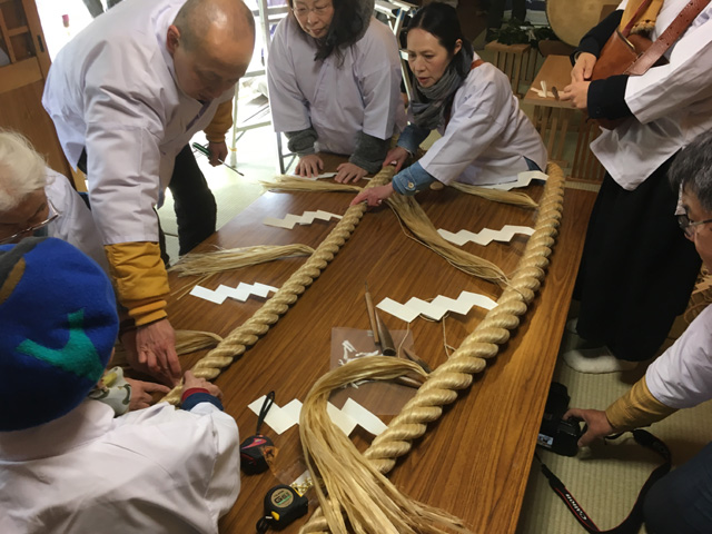 徳島・三ツ木八幡神社（神麻しめ縄奉納神事）紙垂取り付け中