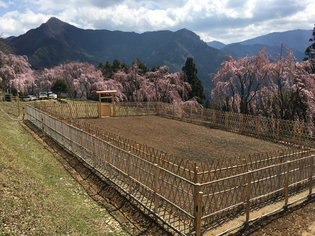 三木家住宅前の斎畑。