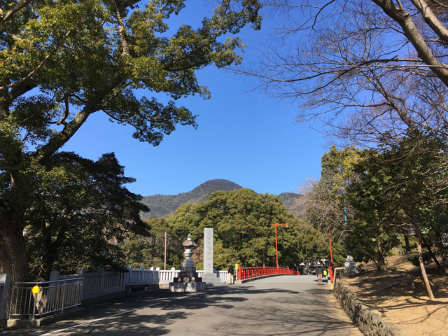 徳島・大麻比古神社（大麻山と祓川橋）