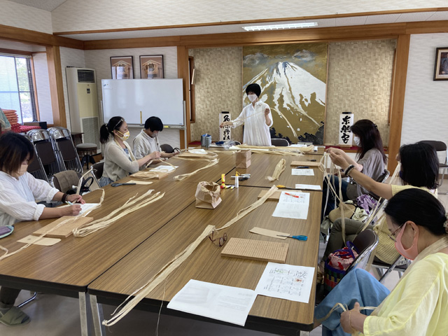 西條神社の参集殿にてワークショップ開催の様子。（午前の部）