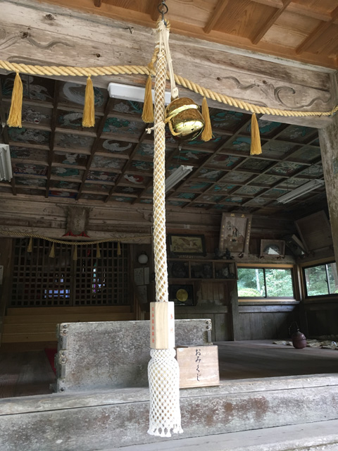 国産精麻のしめ縄と鈴緒（神社の拝殿）