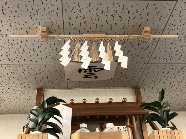 会社の神棚の事例（写真は、牛蒡型しめ縄）